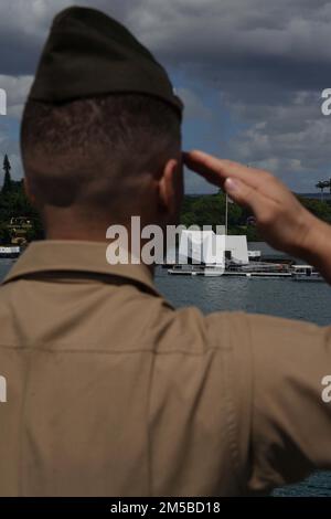 PEARL HARBOR, HAWAII (19. FEBRUAR 2022) USA Marinekorps Lance CPL. Martin Robles, ein Maschinenschütze, der 1/1 Waffen zugeteilt wurde, 11. Marine Expeditionary Unit (MEU), salutiert das USS Arizona Memorial von Bord des Amphibiendock-Landungsschiffes USS Pearl Harbor (LSD 52), während das Schiff am 19. Februar 2022 nach Pearl Harbor, Hawaii, segelt. Matrosen und Marines der Essex Amphibious Ready Group (ARG) und der 11. MEU besuchen Pearl Harbor, Hawaii, den Namensgeber der USS Pearl Harbor (LSD52), während sie in der US-amerikanischen 3.-Flotte tätig sind. Stockfoto