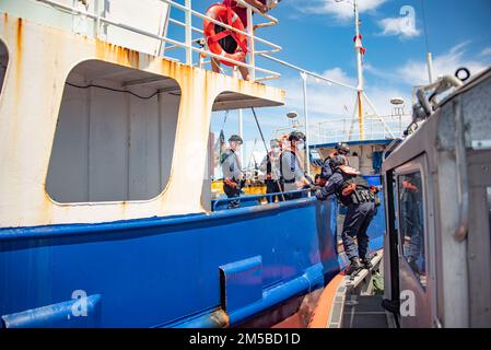 USA Mitglieder der Küstenwache, die der USCGC Stratton (WMSL 752) zugeteilt sind, gehen während illegaler, nicht gemeldeter und unregulierter Fischereieinsätze in Fidschi am 19. Februar 2022 an Bord eines chinesischen Fischereifahrzeugs. Die Besatzung von Stratton sorgt für die Aufrechterhaltung der Sicherheit und stellt gleichzeitig eine Polizeipräsenz auf den Pazifikinseln her. Stockfoto