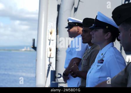 PEARL HARBOR, HAWAII (19. Februar 2022) Matrosen und Marines bewachen die Schienen an Bord des Amphibiendock-Landungsschiffes USS Pearl Harbor (LSD 52), während sich das Schiff auf die Anfahrt in Pearl Harbor, Hawaii, am 19. Februar 2022 vorbereitet. Matrosen und Marines der Essex Amphibious Ready Group (ARG) und der 11. Marine Expeditionary Unit (MEU) besuchen Pearl Harbor, Hawaii, den Namensgeber der USS Pearl Harbor (LSD52), während sie in der US-amerikanischen 3.-Flotte tätig sind. Stockfoto