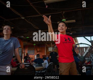 CAMP LEMONNIER, Dschibuti (19. Februar 2022) – USA Army Sgt. Chand Dayrit, ein Soldat aus Colonial Beach, Virginia, entsandt nach Camp Lemonnier, Djibouti (CLDJ), tritt an dem Darts-Turnier bei der African American Celebration Teil, die vom Diversity Team organisiert und von der Chefsmesse, Echo Six, Joint Forces 5 und Friends of Africa Volunteers gesponsert wird. CLDJ dient als Expeditionsbasis für US-Streitkräfte, die Schiffe, Flugzeuge und Personal unterstützen, die die Sicherheit in ganz Europa, Afrika und Südwestasien gewährleisten. Der Stützpunkt ermöglicht See- und Kampfeinsätze am Horn von Afrika Stockfoto