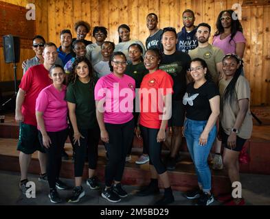 CAMP LEMONNIER, Dschibuti (19. Februar 2022) – US-amerikanische Militärangehörige entsandten nach Camp Lemonnier, Dschibuti (CLDJ) von der Organisation Friends of Africa Volunteer, die mit der African American Celebration, die vom Diversity Team organisiert und gesponsert wird von The Chief's Chaos, Echo Six, Joint Forces 5 und Friends of Africa Volunteers, unterstützt wird. CLDJ dient als Expeditionsbasis für US-Streitkräfte, die Schiffe, Flugzeuge und Personal unterstützen, die die Sicherheit in ganz Europa, Afrika und Südwestasien gewährleisten. Die Basis ermöglicht maritime und Kampfoperationen am Horn von Afrika und fördert gleichzeitig die Pos Stockfoto