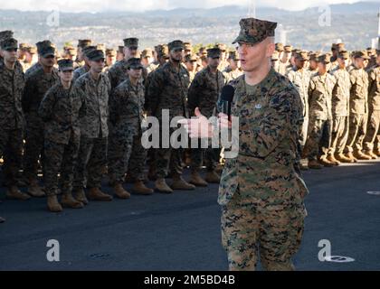 JOINT BASE PEARL HARBOR-HICKAM (19. FEBRUAR 2022) USA Marinekorps Sergeant Major Troy Black, Sergeant Major des Marinekorps, spricht zu Marines, die der 11. Marine Expeditionary Unit (MEU) an Bord des Amphibienschiffs USS Essex (LHD 2), 19. Februar 2022, zugewiesen wurden. Matrosen und Marines der Essex Amphibious Ready Group (ARG) und 11. MEU besuchen die Joint Base Pearl Harbor-Hickam während ihres Betriebs in der US-amerikanischen 3.-Flotte. Stockfoto