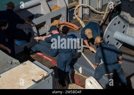 GEMEINSAME BASIS PEARL HARBOR-HICKAM (19. Februar 2022) Seeleute führen See- und Ankeroperationen an Bord des Amphibienschiffs USS Essex (LHD 2) am 19. Februar 2022 durch. Matrosen und Marines der Essex Amphibious Ready Group (ARG) und der 11. Marine Expeditionary Unit (MEU) besuchen die Joint Base Pearl Harbor-Hickam, während sie in der US-3.-Flotte tätig sind. Stockfoto