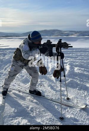 Ein Green Beret, der der 10. Special Forces Group (Airborne) zugewiesen wurde, feuert während des Pre-Deployment Trainings für ARCTIC EDGE 22 im Yukon Training Area, Alaska, 19. Februar 2022 einen M4 Karabiner. ARCTIC EDGE 22, 28. Februar bis 17. März, ist eine alle zwei Jahre geplante Übung des US Northern Command (USNORTHCOM), die die Teilnehmer an den besten Trainingsstandorten in ganz Alaska realistisch und effektiv ausbilden soll. (DoD-Foto) Stockfoto