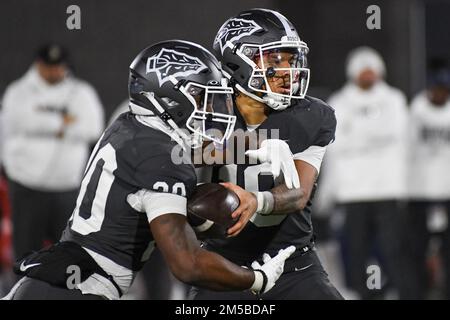 St. John Bosco Braves Quarterback Pierce Clarkson (10) während des 2022 CIF Open Division High School Football State Championship Spiels am Samstag, den 1. Dezember Stockfoto