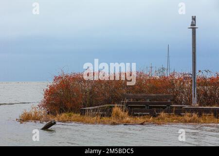 Überfluteter Sitzbereich entlang der Steveston Waterfront in British Columbia Canada Stockfoto