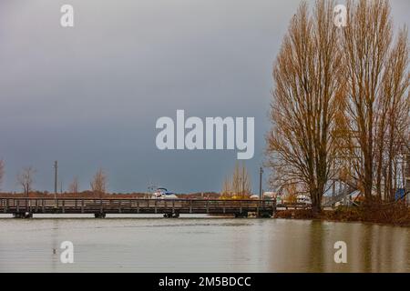 Extrem hohe Gezeiten während eines Hochwasserereignisses an der Küste in Steveston, British Columbia, Kanada Stockfoto