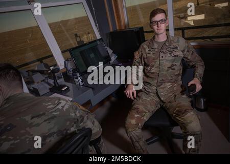 Boise State University Army ROTC Senior Cadet Garrett Smoot ist ein Major der Strafjustiz an der BSU. Er stammt ursprünglich aus Arizona, was er als zentraler Knotenpunkt der Familie Smoot bezeichnet. Sein Vater saß 23 Jahre in den USA Air Force und er hat einen Bruder, der derzeit in einem Air Force ROTC-Programm eingeschrieben ist. Er wählte die Armee, weil er die Air Force als fliegende Flugzeuge zur Wartung von Flugzeugen betrachtete und etwas mit dem Schwerpunkt „Stiefel am Boden“ wollte. Er nahm sich 2018 eine kleine Auszeit von der Schule, als er sich zur Armee meldete. Nach Abschluss der Grundausbildung ist er wieder bei der BSU Stockfoto