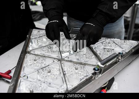 (221227) -- NEW YORK, 27. Dezember 2022 (Xinhua) -- Ein Stück Kristall wird während der Crystal Times Square Neujahrsballversammlung auf dem Dach des One Times Square, New York, USA, am 27. Dezember 2022 in ein größeres Muster gesetzt. Als Teil der jährlichen Tradition begann am Dienstag der Austausch einiger der 2.688 Waterford Crystal Dreiecke auf dem Times Square Silvesterball. Der Ball mit einem Durchmesser von 12 Metern und einem Gewicht von 11.875 Kilo beginnt seinen Abstieg um 11:59 Uhr am 31. Dezember, mit dem Countdown der letzten Sekunden des Jahres und dem Beginn eines neuen Jahres im Stockfoto