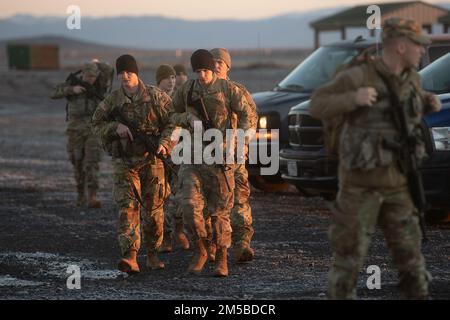 Die Kadetten kommen auf Reichweite 14 an, um mit dem Individualwaffenqualifizierungstraining zu beginnen. Am Samstag, den 19. Februar, Kadetten aus den ROTC-Programmen der Armee von Idaho; Die Boise State University in Boise, die Brigham Young University-Idaho in Rexburg, die Northwest Nazarene University in Nampa und die Idaho State University in Pocatello, die im Orchard Combat Training Center der Idaho Nationalgarde, Bereich 14, in Massenversammlungen für die individuelle Qualifizierung und Ausbildung von Waffen stattfanden. Das Office of Visual Information for Idaho Army National Guard wird dem Bronco-Bataillon der Boise State University für das Frühjahr 2022 SE folgen Stockfoto