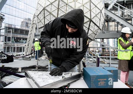 (221227) -- NEW YORK, 27. Dezember 2022 (Xinhua) -- ein Elektriker arbeitet an einem Kristallmuster während der Crystal Times Square Neujahrsballversammlung auf dem Dach des One Times Square, New York, USA, am 27. Dezember 2022. Als Teil der jährlichen Tradition begann am Dienstag der Austausch einiger der 2.688 Waterford Crystal Dreiecke auf dem Times Square Silvesterball. Der Ball mit einem Durchmesser von 12 Metern und einem Gewicht von 11.875 Kilo beginnt seinen Abstieg um 11:59 Uhr, am 31. Dezember, mit dem Countdown der letzten Sekunden des Jahres und dem Beginn eines neuen Jahres, am Klima Stockfoto