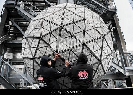 (221227) -- NEW YORK, 27. Dezember 2022 (Xinhua) -- Elektriker montieren das Muster auf der Kristallkugel während der Crystal Times Square Neujahrsballversammlung auf dem Dach des One Times Square, New York, USA, am 27. Dezember 2022. Als Teil der jährlichen Tradition begann am Dienstag der Austausch einiger der 2.688 Waterford Crystal Dreiecke auf dem Times Square Silvesterball. Der Ball mit einem Durchmesser von 12 Metern und einem Gewicht von 11.875 Kilo beginnt seinen Abstieg um 11:59 Uhr am 31. Dezember, mit dem Countdown der letzten Sekunden des Jahres und dem Beginn eines neuen Jahres Stockfoto