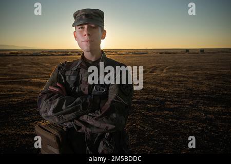 Für die Boise State University Senior ROTC geht es bei Cadet Corey Patton College und Army ROTC nicht nur darum, mit mehreren Bällen gleichzeitig zu jonglieren, sondern sie auch gegen die Gegner zu schlagen. Seit ihrem ersten Studienjahr ist Patton Mitglied des BSU Women's Tennis Teams. Als Teamkapitänin jongliert sie dieses Jahr akademisch mit 19 Punkten, etwa 20 Stunden pro Woche für Training, und reist mit dem Team, um in der Mountain West Division mitzumachen. Patton stammt ursprünglich aus Delta, Colorado. Sie studiert Psychologie an der BSU. Sie wurde dreimal in das Mountain West Scholar-Athlete Team und in den Intercollegiate Tennis Associa berufen Stockfoto