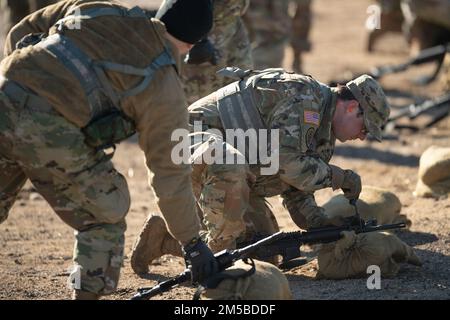 Ein Kadett der Armee Idaho passt seine Waffe an. Am Samstag, den 19. Februar, Kadetten aus den ROTC-Programmen der Armee von Idaho; Die Boise State University in Boise, die Brigham Young University-Idaho in Rexburg, die Northwest Nazarene University in Nampa und die Idaho State University in Pocatello, die im Orchard Combat Training Center der Idaho Nationalgarde, Bereich 14, in Massenversammlungen für die individuelle Qualifizierung und Ausbildung von Waffen stattfanden. Das Office of Visual Information for Idaho Army National Guard wird das Bronco-Bataillon der Boise State University für das Frühjahrssemester 2022 bis zum Abschluss begleiten Stockfoto