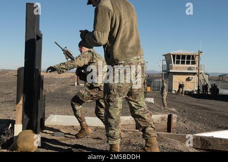 Am Samstag, den 19. Februar, Kadetten aus den ROTC-Programmen der Armee von Idaho; Die Boise State University in Boise, die Brigham Young University-Idaho in Rexburg, die Northwest Nazarene University in Nampa und die Idaho State University in Pocatello, die im Orchard Combat Training Center der Idaho Nationalgarde, Bereich 14, in Massenversammlungen für die individuelle Qualifizierung und Ausbildung von Waffen stattfanden. Das Office of Visual Information for Idaho Army National Guard wird das Bronco-Bataillon der Boise State University für das Frühjahrssemester 2022 bis zum Abschluss begleiten. Absolventen werden als Offiziere in den USA dienen Die Armee, die Armee Natio Stockfoto