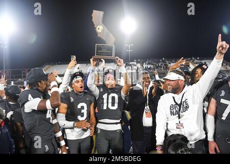 St. John Bosco Braves Quarterback Pierce Clarkson (10) hebt die Trophäe nach dem CIF Open Division High School Football State Championship-Spiel 2022 Stockfoto