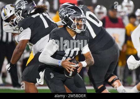 St. John Bosco Braves Quarterback Pierce Clarkson (10) während des 2022 CIF Open Division High School Football State Championship Spiels am Samstag, den 1. Dezember Stockfoto