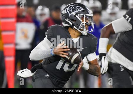 St. John Bosco Braves Quarterback Pierce Clarkson (10) während des 2022 CIF Open Division High School Football State Championship Spiels am Samstag, den 1. Dezember Stockfoto