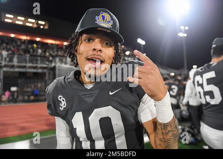 St. John Bosco Braves Quarterback Pierce Clarkson (10) während des 2022 CIF Open Division High School Football State Championship Spiels am Samstag, den 1. Dezember Stockfoto