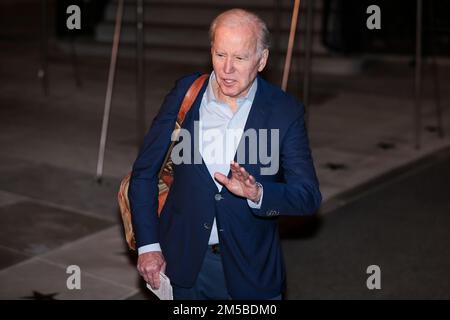 Washington, USA. 27. Dezember 2022. Präsident Joe Biden spricht mit Reportern, bevor er am 27. Dezember 2022 in Washington an Bord von Marine One geht. Die Bidens verbringen den Neujahrsurlaub in St. Croix, Amerikanische Jungferninseln. (Foto: Oliver Contreras/SIPA USA) Guthaben: SIPA USA/Alamy Live News Stockfoto