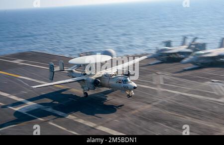 220220-N-TO573-1019 ADRIATISCHE SEE (20. Februar 2022) ein E-2D Hawkeye, angeschlossen an die „Seahawks“ des luftgestützten Führungs- und Kontrollgeschwaders (VAW) 126, landet auf dem Cockpit des Flugzeugträgers USS Harry S. Truman der Nimitz-Klasse (CVN 75), 20. Februar 2022. Die Harry S. Truman Carrier Strike Group befindet sich in einem geplanten Einsatz in den USA Sechster Flottenbereich zur Unterstützung der Interessen der USA, Verbündeten und Partner in Europa und Afrika. Stockfoto