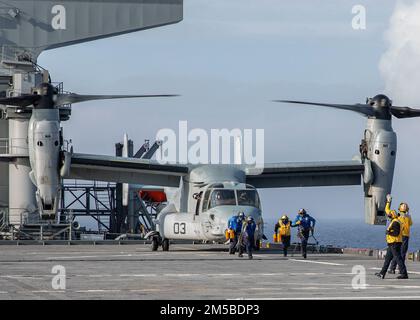 220220-N-TI693-3163 IONISCHES MEER - (20. Februar 2022) Seeleute, die der Expeditionary Sea Base USS Hershel 'Woody' Williams (ESB 4) zugewiesen sind, entfernen die Keile und Ketten von einem MV-22 Fischadler während des Flugbetriebs, 20. Februar 2022. Hershel 'Woody' Williams ist auf einem geplanten Einsatz in den USA Sechster Flottenbereich zur Unterstützung der nationalen Interessen und der Sicherheit der USA in Europa und Afrika. Stockfoto