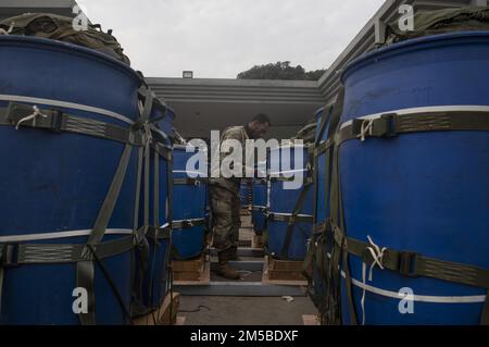 Airman 1. Class Terrell Coleman, 36. Expeditionary Airlift Squadron Combat Mobility Technician, bereitet Containersysteme (CDS) für das Air Drop Training während der Expedition Cope South 2022, 20. Februar 2022, auf der Basis der Bangladesh Air Force (BAF) Bangabandhu, Bangladesch, vor. Die CDS wurden vom EAS und BAF des 36. verwendet, um im Rahmen der Übung eine Schulung zum Luftabwurf durchzuführen. Während der Übung COPE Süd tauschen die US-amerikanischen und bangladesischen Luftwaffe Lufttransport-, Luft- und Landtransporttechniken und Flugabwurftechniken aus, um ihre kollektive Fähigkeit zu verbessern, auf regionale Katastrophen zu reagieren. Stockfoto