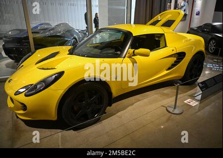 Am Dienstag, den 13. Dezember 2022, in Los Angeles, wird im Petersen Automotive Museum „Inside Tesla“ eine 2002 Lotus Elise „Mule 1“ ausgestellt. (Dylan Stockfoto