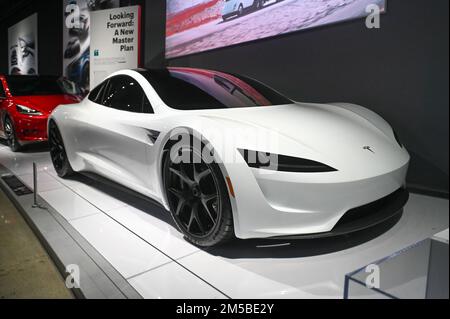 Ein Tesla Roadster der neuen Generation wird am Dienstag, den 13. Dezember 2022, in Los Angeles im Petersen Automotive Museum „Inside Tesla“ ausgestellt. (D Stockfoto