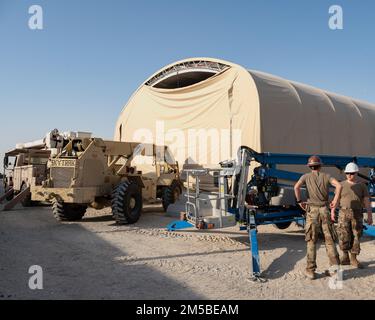 USA Air Force Staff Sgt. Michael Sabo und Senior Airman Kenneth Alluise, 577. Expeditionary Prime Base Engineer Emergency Force, oder PRIME BEEF, Squadron Power Production Technician, bereiten Sie sich auf die Reparatur eines beschädigten Zelts am Al Dhafra Air Base, Vereinigte Arabische Emirate, vor, 21. Februar 2022. Das 577. EPBS vereint bauliche Flugzeuge aus verschiedenen Fachgebieten, um Bauarbeiten an Standorten im Zuständigkeitsbereich des Zentralkommandos durchzuführen. Stockfoto