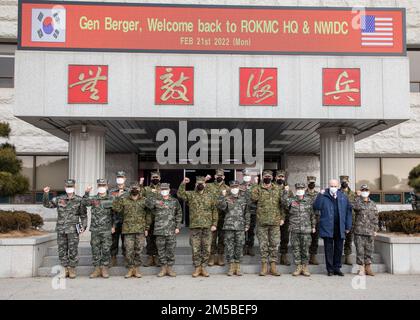 USA General David H. Berger, 38. Kommandant des Marine Corps, und Major Troy E. Black, 19. Hauptfeldwebel des Marine Corps, posieren für ein Foto mit dem koreanischen Lieutenant General Kim Tae-sung, Kommandant des ROK Marine Corps, Und Generalmajor Bradley S. James, Kommandeur der Marine Corps Forces Korea, bei einem Besuch in Baran, ROK, am 21. Februar 2022. Während des Besuchs trafen sie sich mit Marines und Führern in ganz Korea, um Partnerschaften und Bereitschaft in der Region zu erörtern. Stockfoto