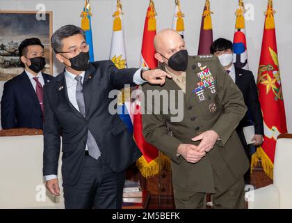 USA General David H. Berger, 38. Kommandant des Marine Corps, spricht mit Suh Wook, Minister der nationalen Verteidigung der Republik Korea, während eines Besuchs in Seoul, ROK, am 21. Februar 2022. Während des Besuchs trafen sie sich mit Marines und Führern in ganz Korea, um Partnerschaften und Bereitschaft in der Region zu erörtern. Stockfoto