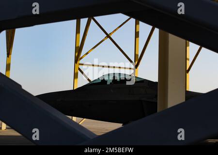 Ein F-22 Raptor-Pilot, dem 1. Kampfflugflügel zugeteilt, bereitet sich auf den Start vom Al Dhafra Air Base, Vereinigte Arabische Emirate, am 21. Februar 2022 vor. Die Raptor wurden auf Befehl der USA schnell eingesetzt Verteidigungsminister in Abstimmung mit dem Kronprinzen von Abu Dhabi und Mitglied einer Reihe von gemeinsamen, Koalitions-, Verbündeten- und Partnernationen, die bereits in der Region stationiert sind. Stockfoto