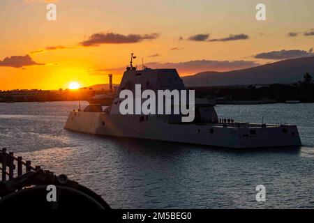 JOINT BASE PEARL HARBOR-HICKAM (21. Februar 2022) Guided Missile Destroyer der Zumwalt-Klasse USS Michael Monsoor (DDG 1001) startet am Joint Base Pearl Harbor-Hickam (21. Februar 2022). Matrosen und Marines der Essex Amphibious Ready Group (ARG) und der 11. Marine Expeditionary Unit (MEU) führen derzeit Routineeinsätze in der US-3.-Flotte durch. Stockfoto