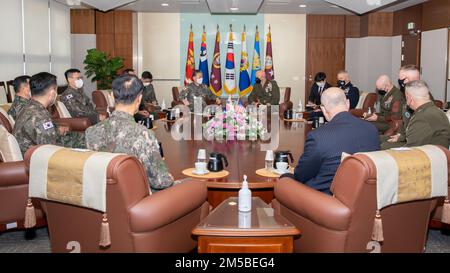 USA General des Marine Corps David H. Berger, der 38. Kommandant des Marine Corps, spricht mit dem General der Republik Korea. Won in-choul, ROK Joint Chiefs of Staff, während eines Besuchs in Seoul, ROK, am 21. Februar 2022. Während des Besuchs trafen sie sich mit Marines und Führern in ganz Korea, um Partnerschaften und Bereitschaft in der Region zu erörtern. Stockfoto