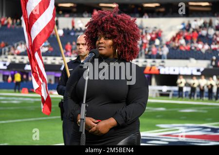 Der amerikanische Sänger Desz führt die Nationalhymne vor dem LA Bowl am Samstag, den 17. Dezember 2022 in Inglewood, Kalifornien, auf Fresno State hat Washington besiegt Stockfoto