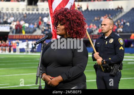 Der amerikanische Sänger Desz führt die Nationalhymne vor dem LA Bowl am Samstag, den 17. Dezember 2022 in Inglewood, Kalifornien, auf Fresno State hat Washington besiegt Stockfoto