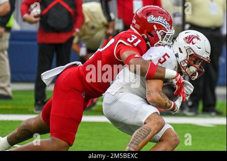 Fresno State Bulldogs Linebacker Phoenix Jackson (31) nimmt den Washington State Cougars Wide Receiver Lincoln Victor (5) während des LA Bowl am Samstag in Angriff Stockfoto