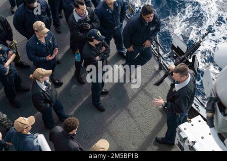 220221-N-XB010-1001 OSTCHINESISCHE SEE (21. Februar 2022) Chief Gunner’s Mate Benjamin Bartelmey aus Chicago, Right, bietet Besatzungsdiensthabende Waffenschulungen für Matrosen an, die der USS New Orleans (LPD 18) zugeteilt sind. New Orleans, Teil der America Amphibious Ready Group, ist zusammen mit der 31. Marine Expeditionary Unit im Zuständigkeitsbereich der US-amerikanischen 7.-Flotte tätig, um die Interoperabilität mit Verbündeten und Partnern zu verbessern und als einsatzbereite Eingreiftruppe zur Verteidigung von Frieden und Stabilität in der Region Indo-Pazifik zu dienen. Stockfoto