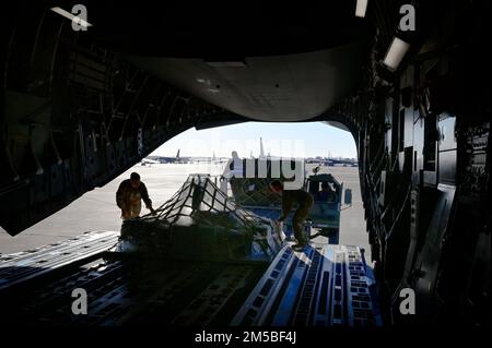 USA Air Force Staff Sgt. Jacob Lueck und Senior Airman Dalton Roberts, C-17A Globemaster III Loadmasters, zugewiesen zum 15. Airlift-Geschwader, Joint Base Charleston, South Carolina, an Bord von Nachschub für ihre Flugzeuge auf dem Luftwaffenstützpunkt Barksdale, Louisiana, 15. Dezember 2022. Die USA Die Air Force nutzt Plattformen wie die C-17, um Menschen, Fracht und Ausrüstung über große Entfernungen zu projizieren, zu verbinden, zu manövrieren und zu erhalten, damit die Joint Force, Partner und Alliierten jederzeit und überall in der Lage sind. (USA Air Force Foto von Master Sgt. Matthew Plew) Stockfoto