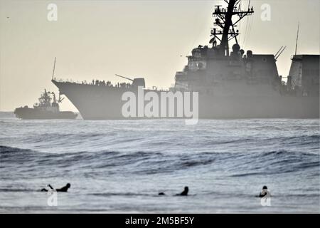 USS John Finn (DDG 113) trifft am 15. November im Hafen von Hueneme ein, um Reparaturen und Schulungen des Routine Combat System Assessment Teams (CSAT) durchzuführen. Das Schiff ist eines von vier in der Flotte mit einem optisch schillernden Interdictor, Navy, auch bekannt als ODIN. Das ODIN-Laserwaffensystem stottert feindliche Drohnen ab, die Oberflächenschiffe bedrohen. Der Zerstörer verfügt außerdem über zwei Hubschrauberhangars, die groß genug sind, um einen MH-60R Seahawk Romeo Multi-Mission-Hubschrauber und den MH-60s Knighthawk Sierra Helikopter aufzunehmen. (USA Marinebild von Dana Rene White/veröffentlicht) Stockfoto