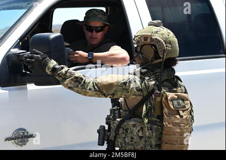 USA Küstenwache Port Security Unit (PSU) 311 Mitglieder der Küstenwache nehmen an der Einreise- und Kontrollstelle (Entry and Control Point, ECP)-Schulung auf San Clemente Island am 27. Juni 2022 Teil. PSUs dienen als Expeditionseinheiten zum Schutz der Truppen gegen den Terrorismus, mit Schiffsbesatzungen und landseitigen Sicherheitsteams, die in der Lage sind, die Sicherheit von Häfen, Wasserstraßen und Küsten innerhalb der Vereinigten Staaten oder überall auf der Welt zu unterstützen. (USA Küstenwache Foto von Petty Officer 3. Klasse Alex Gray) Stockfoto