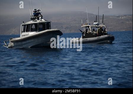 USA 311 Mitglieder der Coast Guard Port Security Unit (PSU) an Bord eines 32 Fuß langen transportablen Hafensicherheitsboots und Mitglieder des Los Angeles Police Department Maritime Operations Teams (LAPD MOT) an Bord eines LAPD Tauchboots nehmen an der Übung Resolute Hunter vor San Clemente Island Teil, 28. Juni 2022. PSUs dienen als Expeditionseinheiten zum Schutz der Truppen gegen den Terrorismus, mit Schiffsbesatzungen und landseitigen Sicherheitsteams, die in der Lage sind, die Sicherheit von Häfen, Wasserstraßen und Küsten innerhalb der Vereinigten Staaten oder überall auf der Welt zu unterstützen. (USA Küstenwache Foto von Petty Officer 3. Klasse Alex Gray) Stockfoto