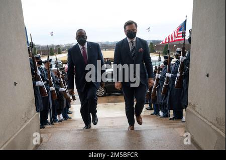 Verteidigungsminister Lloyd J. Austin III ist Gastgeber eines Treffens des ukrainischen Außenministers Dmytro Kuleba im Pentagon, Washington, D.C., am 22. Februar 2022. (DoD-Foto von Lisa Ferdinando) Stockfoto