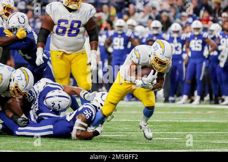 Indianapolis, Indiana, USA. 26. Dezember 2022. Los Angeles Chargers Running Back Austin Ekeler (30) trägt den Ball und wird vom Indianapolis Colts Safety Rodney McLeod (26) während des Spiels zwischen den Los Angeles Chargers und den Indianapolis Colts im Lucas Oil Stadium angegriffen. (Kreditbild: © Scott Stuart/ZUMA Press Wire) Stockfoto