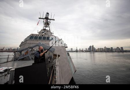 220223-N-LI768-1064 MANILA, Philippinen (23. Februar 2022) – das Küstenschiff der Unabhängigkeitsvariante USS Tulsa (LCS 16) kommt in Manila, Philippinen an. Tulsa, Teil der Destroyer Squadron (DESRON) 7, befindet sich in einem Rotationseinsatz und ist im US-amerikanischen 7.-Flottengebiet tätig, um die Interoperabilität mit Partnern zu verbessern und als einsatzbereite Einsatztruppe zur Unterstützung einer freien und offenen Region Indo-Pazifik zu dienen. Stockfoto