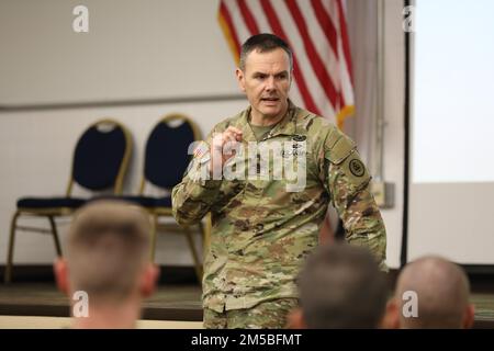 Major Dale Crockett, Tennessee, informiert die Teilnehmer des Tennessee National Guard's Best Warrior Competition 2022 in Smyrna am 22. Februar. Soldaten und Luftwaffe von den Hauptkommandos der Garde treten um die Titel Soldier of the Year und Offizier des Jahres sowie um das Recht, die Tennessee Nationalgarde während des regionalen Wettbewerbs der besten Krieger im Juli 2020 zu vertreten, an. Stockfoto