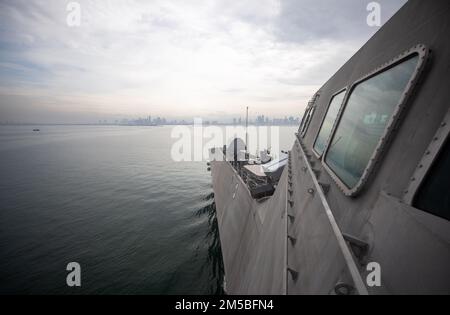 220223-N-LI768-1035 MANILA, Philippinen (23. Februar 2022) – das Küstenschiff der Unabhängigkeitsvariante USS Tulsa (LCS 16) kommt in Manila, Philippinen an. Tulsa, Teil der Destroyer Squadron (DESRON) 7, befindet sich in einem Rotationseinsatz und ist im US-amerikanischen 7.-Flottengebiet tätig, um die Interoperabilität mit Partnern zu verbessern und als einsatzbereite Einsatztruppe zur Unterstützung einer freien und offenen Region Indo-Pazifik zu dienen. Stockfoto