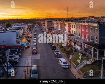 Luftaufnahme von 34. Straßenblocks Reihenhäusern mit berühmten Weihnachtslichtern in Baltimore Maryland mit dramatischem Sonnenuntergang am Himmel Stockfoto