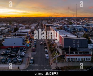 Luftaufnahme von 34. Straßenblocks Reihenhäusern mit berühmten Weihnachtslichtern in Baltimore Maryland mit dramatischem Sonnenuntergang am Himmel Stockfoto